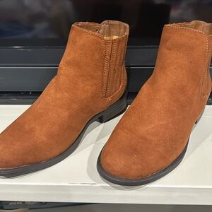 NWT in box faux fur booties. Size 5.5. Brand Bamboo.